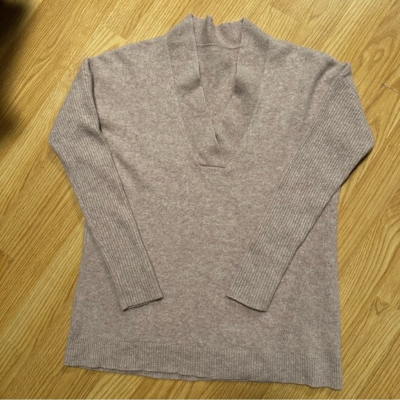 Sweaters - 100% cashmere long ribbed sleeve lilac purple v neck women’s sweater medium